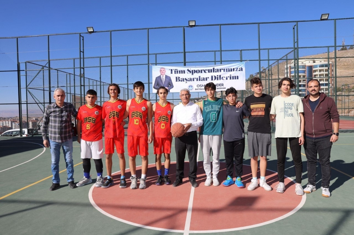 Battalgazi’de Cumhuriyet Kupası Basketbol Turnuvası ilgi gördü