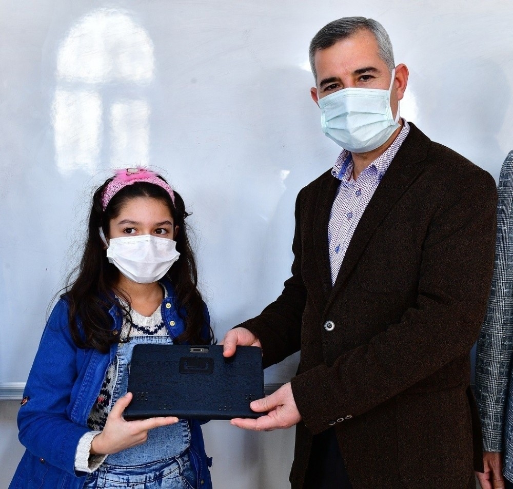 Yeşilyurt’ta tabletler törenle hediye edildi