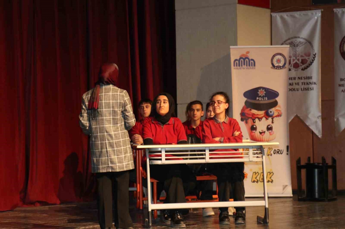 Malatya’da Tiyatroda Sahneden Gelen Mesaj: Akran Zorbalığı ve Sosyal Medyanın Karanlık Yüzüne Dikkat!