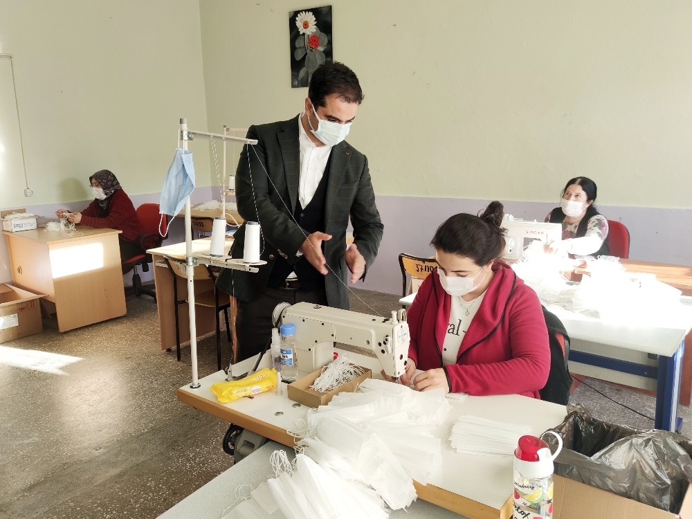 İlçede üretilen 50 bin adet maske ücretsiz dağıtılmaya başlandı