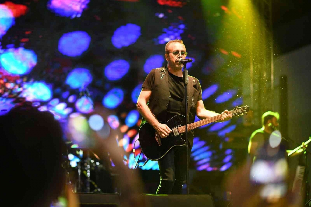 Haluk Levent, konser alanındaki pamuk şekerlerini aldı