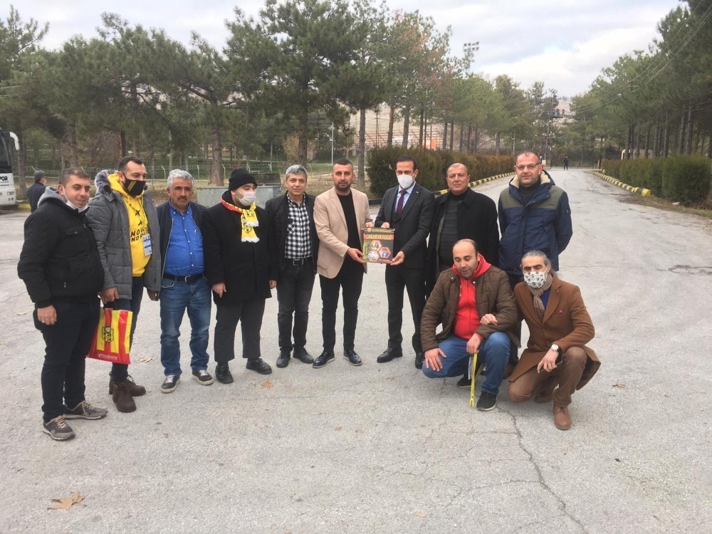 Derginin ilk sayısı Kulüp Başkanı Adil Gevrek’e verildi