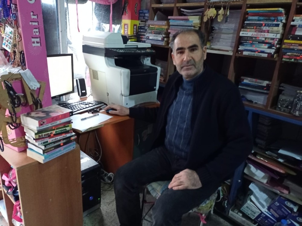 Yıllardır iş yerinde kitap okuyan esnaf öğrencilere örnek olmaya devam ediyor