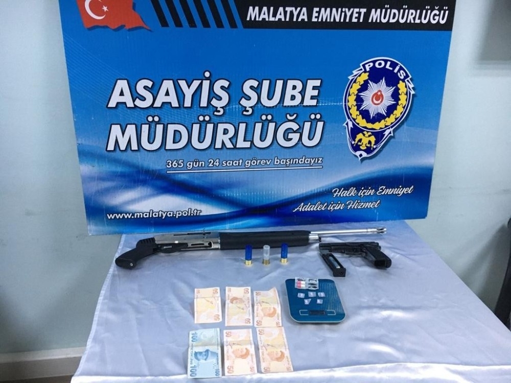 Sokağa çıkma yasağında polisten kaçan 3 kişi yakalandı