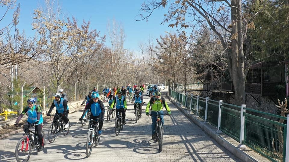 Bisiklet tutkunları Yeşilyurt’ta pedal çevirdi