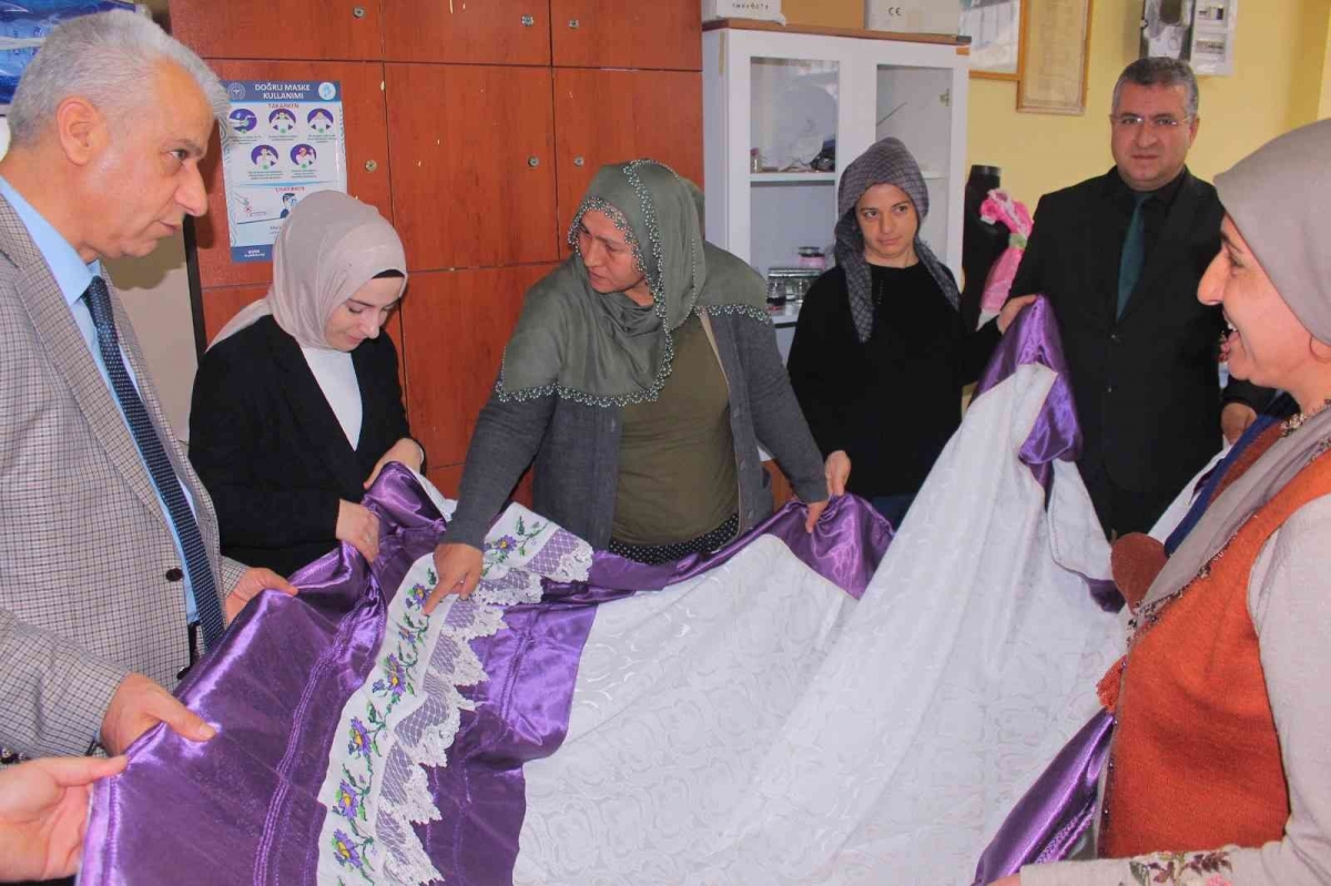 Gelinlik kızlara çeyiz hazırlıyorlar