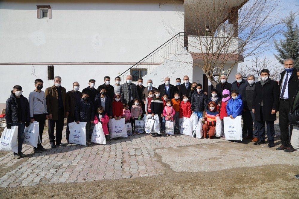 İhtiyaç sahibi çocukların yüzü güldü