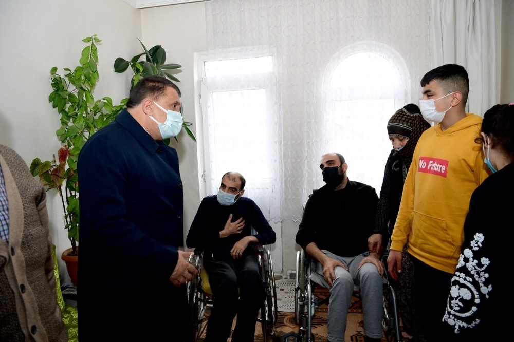 İhtiyaç sahibi engellilere tablet ve gıda paketi
