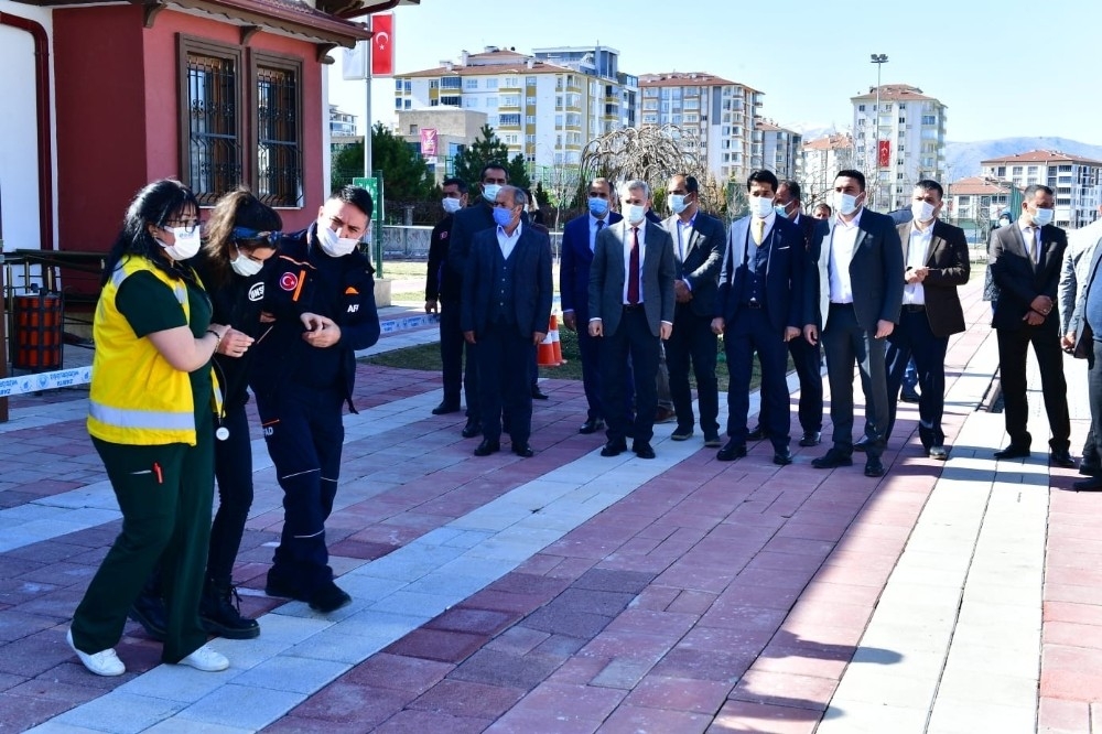 Yeşilyurt’ta gerçeğini aratmayan deprem tatbikatı