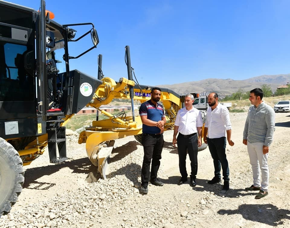 Yeşilyurt’ta sanayi alanlarının yollarını konforlu hale getiriliyor