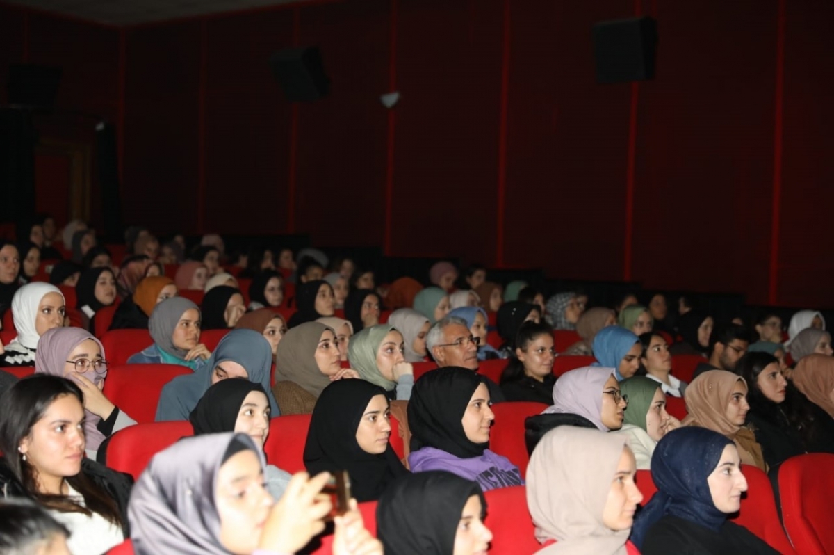 Başkan Güder, öğrencilerle sinema etkinliğinde